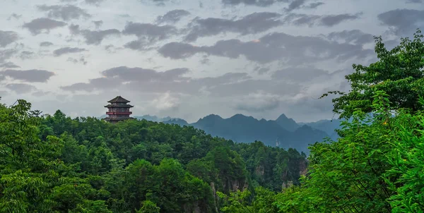 位于中国张家界的阿凡达山自然公园 中国传统建筑塔寺矗立在一座山顶上 俯瞰着天子山脉令人惊叹的石柱 — 图库照片