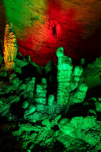 Upplyst Med Grönt Ljus Stalaktiter Och Stalagmiter Inuti Fantastisk Interiör — Stockfoto