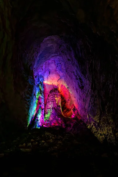 Upplyst Med Färgglada Ljus Stalaktiter Och Stalagmiter Inuti Fantastisk Interiör — Stockfoto