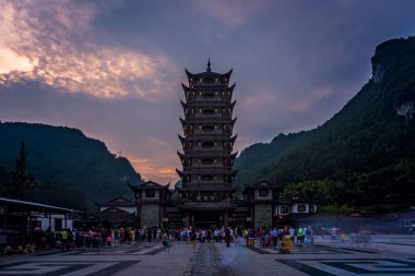 Zhangjiajie, Çin - Ağustos 2019: Hunan Eyaleti 'ndeki Zhangjiajie Milli Parkı' na giden Wulingyuan çıkışından çıkan kalabalık