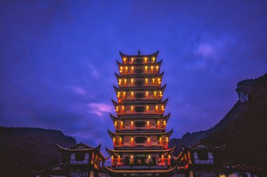 Zhangjiajie, Çin - Ağustos 2019: Hunan Eyaleti 'ndeki Zhangjiajie Milli Parkı' na giden Wulingyuan çıkışından çıkan kalabalık