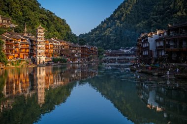 Feng Huang, Çin - Ağustos 2019 Fenghuang Wanming Pagoda Kulesi, Tuo Nehri 'nin kıyısında, Feng Huang Eski Kasabası' nın ortasından akıyor.