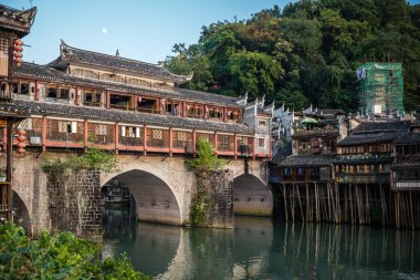 Feng Huang, Çin - Ağustos 2019: Eski tarihi kemerli köprü ve Tuo Nehri 'nin karşısındaki Fenghuang Eski Kasabası' nın ortasından akan pagoda