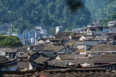 Feng Huang, Çin - Ağustos 2019: Hunan Eyaleti 'ndeki Fenghuang Eski Kasabası' ndaki tarihi binaların fayanslı çatılarının manzarası