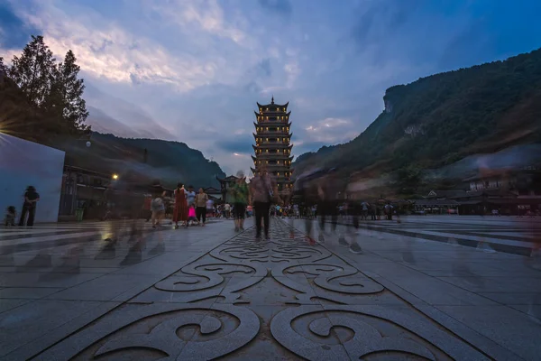 Zhangjiajie China Agosto 2019 Multitudes Personas Salen Salida Wulingyuan Hacia — Foto de Stock