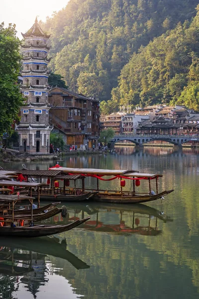 Feng Huang Čína Srpen 2019 Dřevěné Turistické Lodě Kotvící Před — Stock fotografie