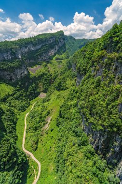Vadinin dikey görüntüsü ve Longshuixia Fissure Ulusal Parkı, Wulong Bölgesi, Chongqing, Çin 'deki karst kireç taşı oluşumları.