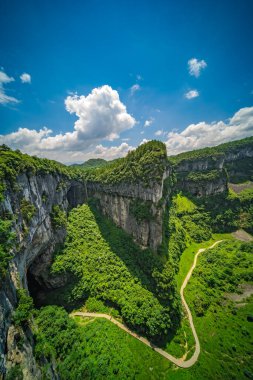 Vadinin dikey görüntüsü ve Longshuixia Fissure Ulusal Parkı, Wulong Bölgesi, Chongqing, Çin 'deki karst kireç taşı oluşumları.