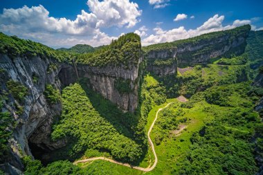 Karst kireç taşı oluşumları arasında, vadide, Wulong bölgesi, Chongqing, Çin 'deki Longshuixia Fissure Ulusal Parkı' nda yürüyüş patikaları ve patikaları var.