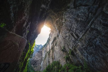 Longshuixia Fissure Ulusal Parkı, Wulong bölgesi, Chongqing, Çin 'deki devasa dikey kaya duvarlarının manzarası.