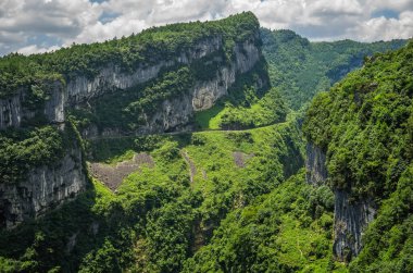 Vadi panoraması ve Longshuixia Fissure Ulusal Parkı, Wulong Bölgesi, Chongqing, Çin 'deki karst kireç taşı oluşumları.