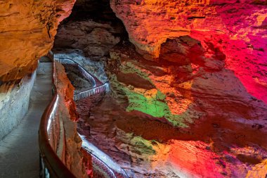 Aydınlatılmış merdivenler ve yürüme yolu Huanglong Sarı Ejder Mağarası içinde aynı zamanda Dünya Mağaraları Mucizesi, Zhangjiajie, Hunan Bölgesi, Çin