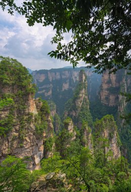 Büyülü teras perspektifinden görülen dikey karst sütun kaya oluşumları Avatar Dağları doğa parkı, Zhangjiajie, Çin
