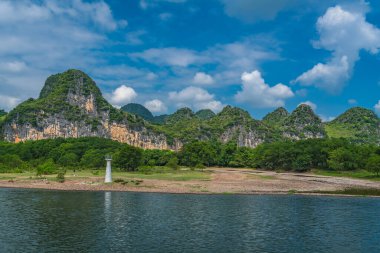 Çin 'in Guilin ve Yangshuo kasabaları arasında akan muhteşem Li Nehri' nin nehir kıyısındaki çarpıcı karst dağ manzarasının panoramik görüntüsü.