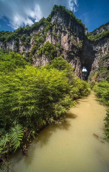 Corrente Água Lamacenta Que Flui Através Paisagem Das Paredes Rocha — Fotografia de Stock