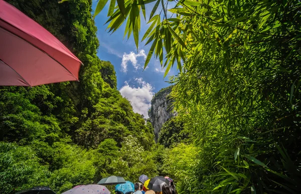 Tourist Μια Κόκκινη Ομπρέλα Που Παρέχει Καταφύγιο Και Σκιά Από — Φωτογραφία Αρχείου