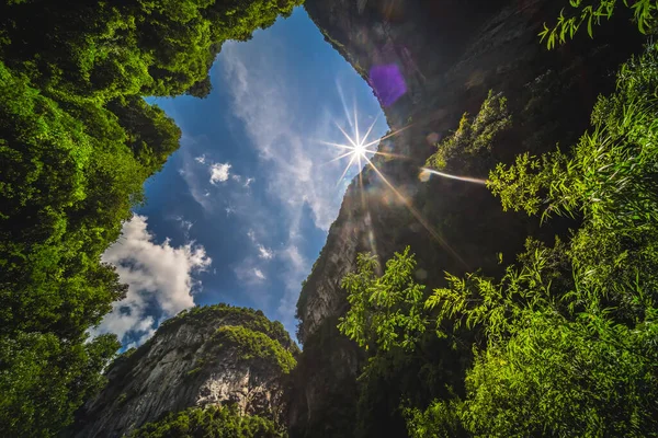 Сонце Сяє Крізь Природну Кам Янисту Арку Карстовий Ландшафт Національного — стокове фото