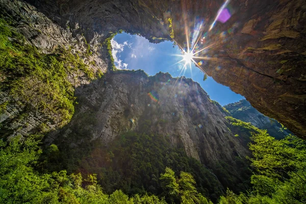 Сонце Сяє Крізь Природну Кам Янисту Арку Карстовий Ландшафт Національного — стокове фото