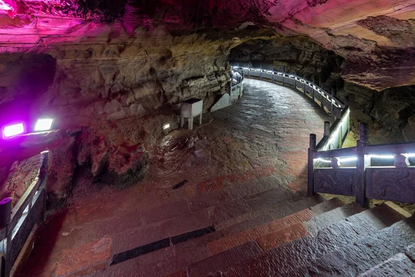 幻想的で美しい黄龍黄龍洞窟の中に回転し 階段を巻き 歩道のパスを歩く照明も 世界の洞窟 張家界 湖南省 中国のワンダーと呼ばれる — ストック写真