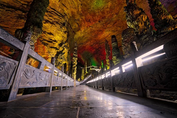 湖南省张家界 黄龙洞 也就是世界上最神奇的洞穴 在这个美丽迷人的黄龙洞里 有一条光芒四射的小径 — 图库照片