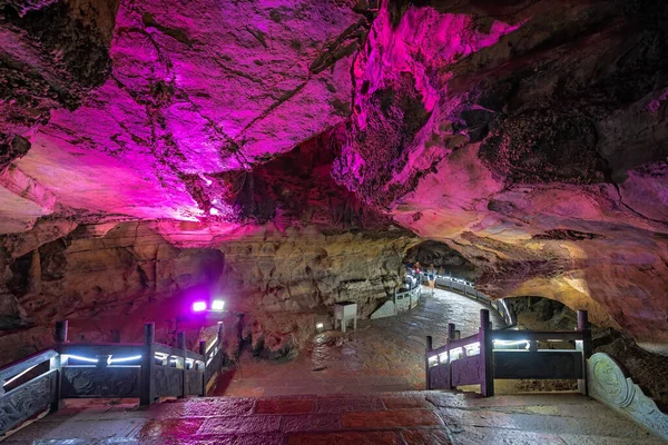 Освещённая Лестница Тропа Внутри Потрясающей Красивой Хуанлун Желтый Дракон Пещеры — стоковое фото
