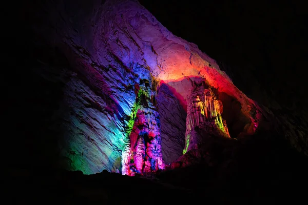 中国湖南省张家界 黄龙洞的美丽内部闪烁着五彩斑斓的明灯 钟乳石和石笋 黄龙洞也被称为世界洞穴奇观 — 图库照片