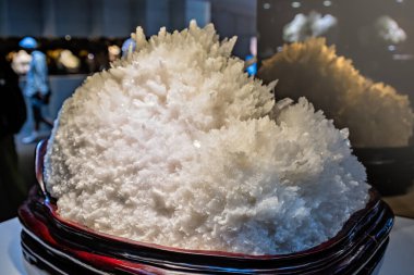 Doğal kalsitin büyük bir parçası. Müzede kristal sergilenmesi gibi.