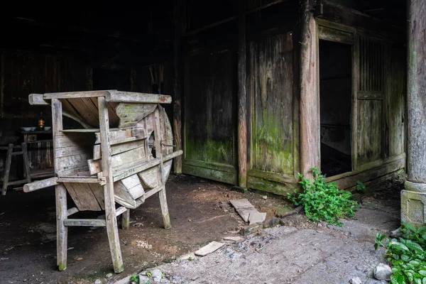 Una Vista Una Vieja Máquina Madera Tomada Pueblo Abandonado Bosque — Foto de Stock