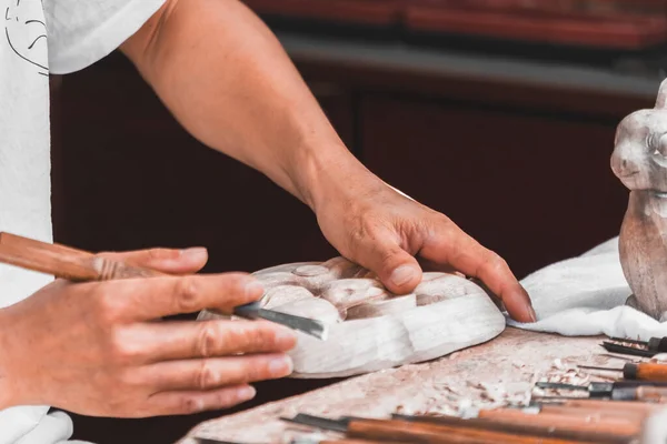 Primer Plano Escultor Trabajando Tallando Máscara Madera Pequeño Taller Recuerdos —  Fotos de Stock