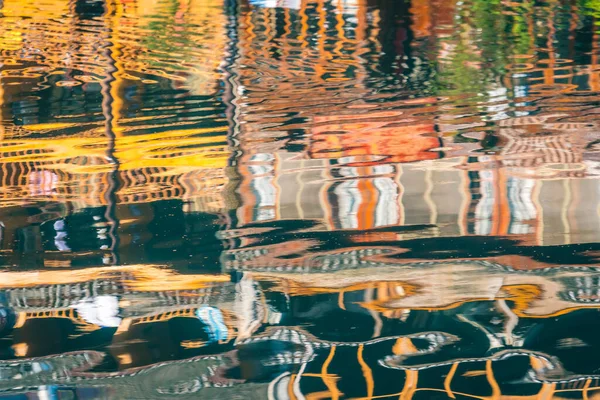 Reflexão Sobre Superfície Água Casas Madeira Antigas Tradicionais Nas Margens — Fotografia de Stock