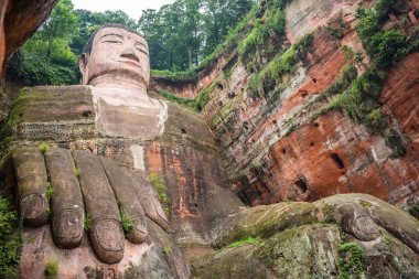 Dev Leshan Buda, Tang Hanedanı döneminde 713 ile 803 yılları arasında inşa edilmiş 71 metre uzunluğunda taş bir heykel. Çin 'in Sichuan eyaletinin güney kesiminde, Minjiang, Dadu ve Qingyi nehirlerinin birleştiği yerde yer almaktadır.