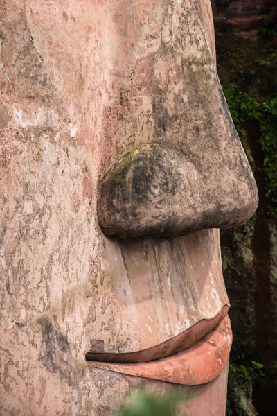 Крупный План Носа Губ Гигантского Будды Лешана Метровой Каменной Статуи — стоковое фото