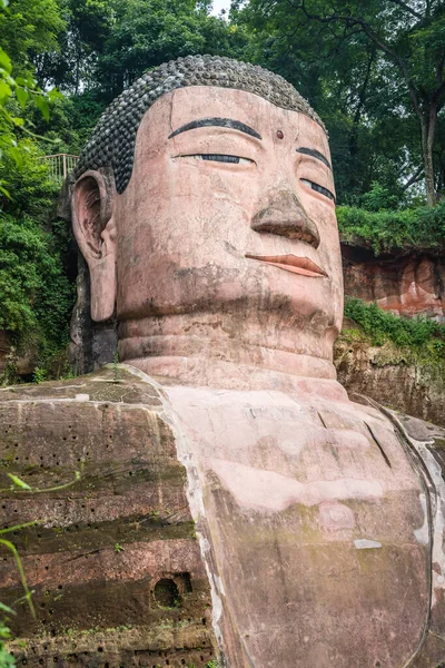 Die Nahaufnahme Von Kopf Und Oberkörper Des Riesen Leshan Buddha — Stockfoto