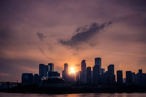 Silhouetten Van Gebouwen Omringd Door Zee Onder Het Zonlicht Tijdens — Stockfoto