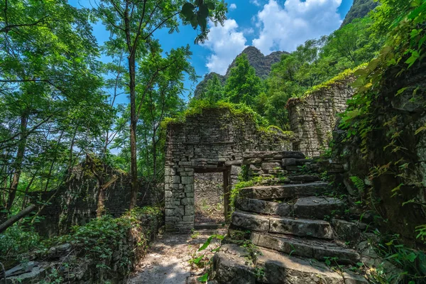 Çin Yangshuo Kenti Yakınlarındaki Yemyeşil Tropikal Ormanın Ortasında Bulunan Eski — Stok fotoğraf