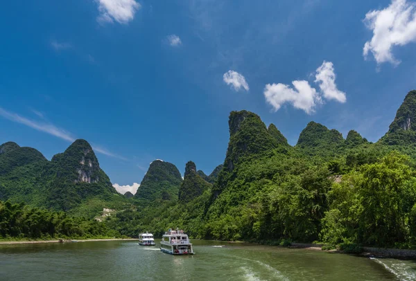 Yangshuo China Augustus 2019 Twee Rondvaartboten Die Toeristen Vervoeren Tussen — Stockfoto