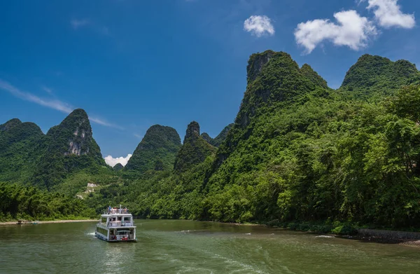 Yangshuo China Augustus 2019 Sightseeing Boot Die Toeristen Vervoert Tussen — Stockfoto