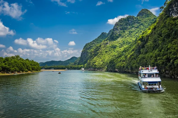 Yangshuo China Augustus 2019 Sightseeing Boot Die Toeristen Vervoert Tussen — Stockfoto