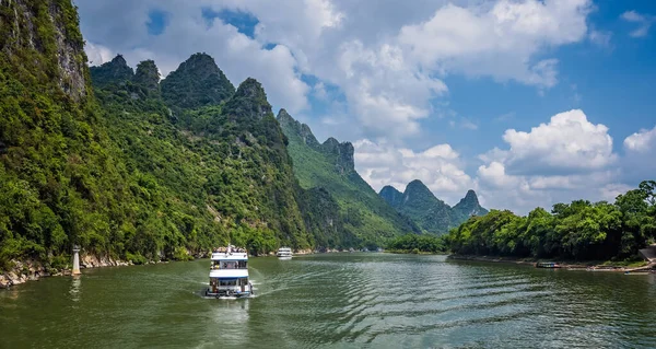 Yangshuo China Augustus 2019 Sightseeing Boot Die Toeristen Vervoert Tussen — Stockfoto