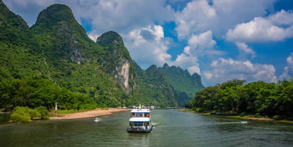 Yangshuo China Augustus 2019 Sightseeing Boot Die Toeristen Vervoert Tussen — Stockfoto