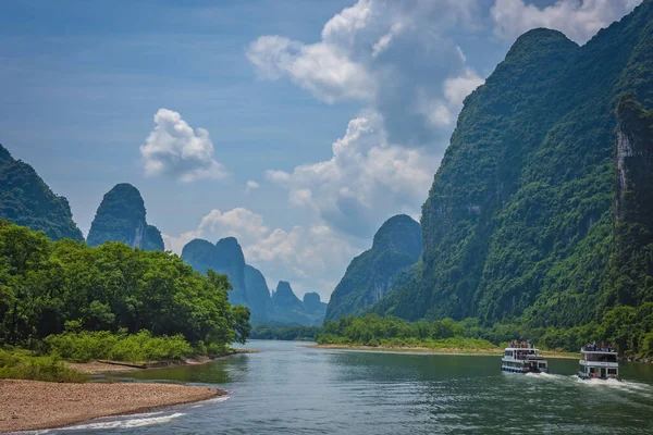 Yangshuo China Augustus 2019 Twee Rondvaartboten Die Toeristen Vervoeren Tussen — Stockfoto