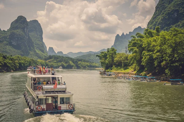 Yangshuo China Augustus 2019 Chinese Vrouwen Staan Het Bovendek Van — Stockfoto