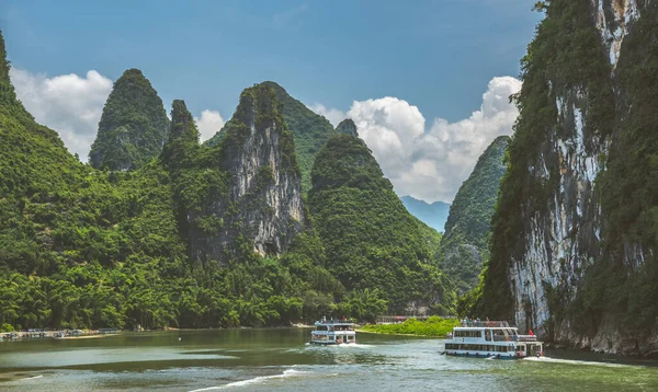 Yangshuo China Augustus 2019 Twee Rondvaartboten Die Toeristen Vervoeren Tussen — Stockfoto