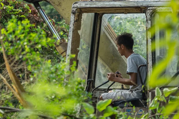 Yangshuo China Agosto 2019 Trabalhador Chinês Operando Escavador Amarelo Campo — Fotografia de Stock