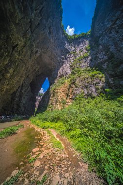 Wulong, Çin - Ağustos 2019 Wulong Ulusal Parkı 'nın dağ manzarası arasındaki çarpıcı kayalık çatlak