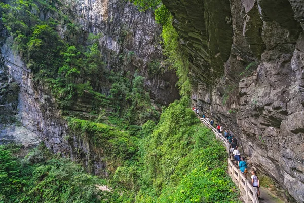 Вулонг Китай Серпень 2019 Туристи Йдуть Лінії Вузькою Скелястою Стежкою — стокове фото