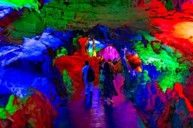 Zhangjiajie, Çin - Ağustos 2019: Huanglong Sarı Ejder Mağarası 'nın çarpıcı iç kesimlerinde yürüyen bir grup insan aynı zamanda Dünya Mağaraları Mucizesi, Zhangjiajie, Hunan bölgesi