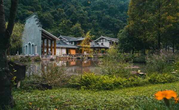 Zhangjiajie China August 2019 Ländliche Dorfkulisse Mit Fluss Der Durch — Stockfoto