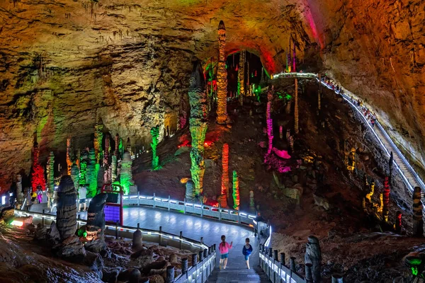 Zhangjiajie Kina Augusti 2019 Turister Som Vandrar Den Belysta Leden — Stockfoto