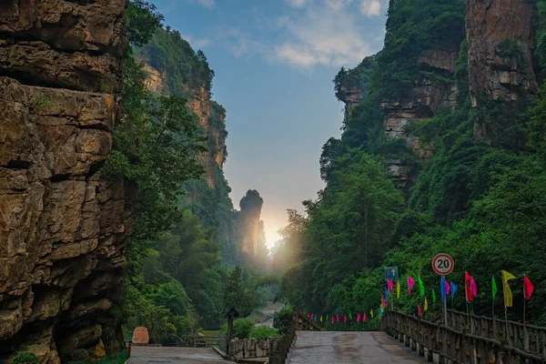 Zhangjiajie Čína Srpen 2019 Cesta Přes Nádherně Krásnou Krasovou Krajinu — Stock fotografie